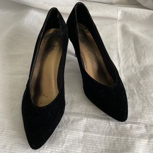 Black Velvet low heel pumps